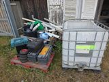 beaucoup de déchets dans la cour à côté d'un immeuble