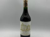 une bouteille de vin posée sur une table blanche