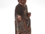 statue en bois représentant une femme tenant un bébé et un oiseau
