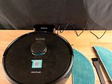 un robot noir posé sur une table en bois