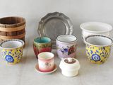les nombreuses tasses et soucoupes qui se trouvent sur la table