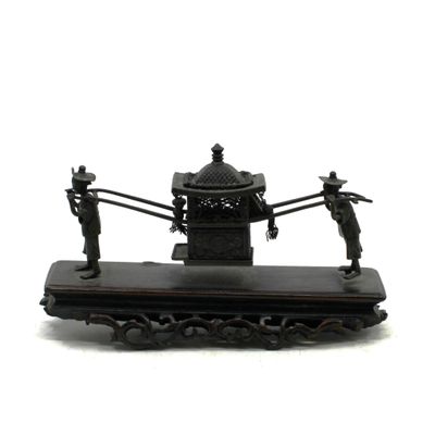une horloge noire posée sur une table