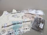 plusieurs objets posés ensemble sur une table