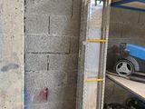 une photo d'une pièce où l'on voit de nombreux outils rangés sur des étagères