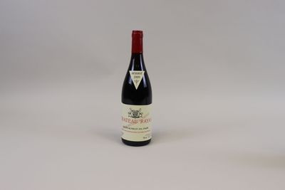 une bouteille de vin à côté d'un verre de vin