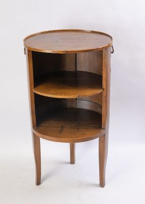 l'image d'une petite table en bois surmontée d'une étagère