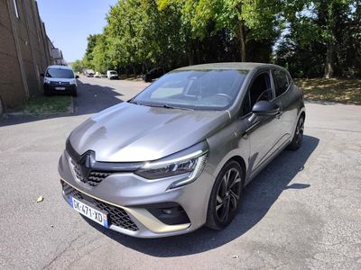 une voiture argentée garée sur un parking près de quelques arbres
