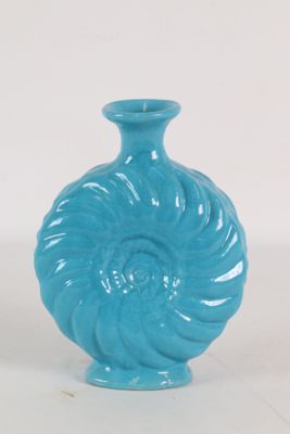un vase bleu orné d'un motif en spirale