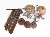 un grand nombre d'objets posés sur une table