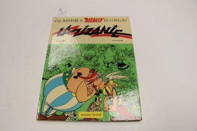un gros plan sur une bande dessinée posée sur une table