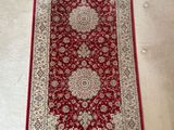 un tapis rouge et blanc orné d'un motif en médaillon