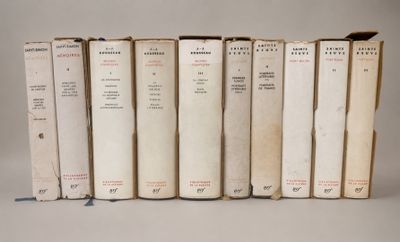 plusieurs vieux livres sont alignés sur une surface blanche