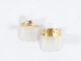 paire de boucles d'oreilles en quartz transparent et plaqué or sur fond blanc