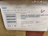 une étiquette au dos d'une boîte sur laquelle est inscrit « distribution de café veg »