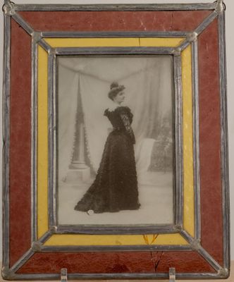 Plaque en verre positive encadré d'un vitrail représentant u…