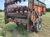 un tracteur avec une nuée d'oiseaux à l'arrière