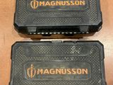 deux valises Magnusson posées sur une table en bois