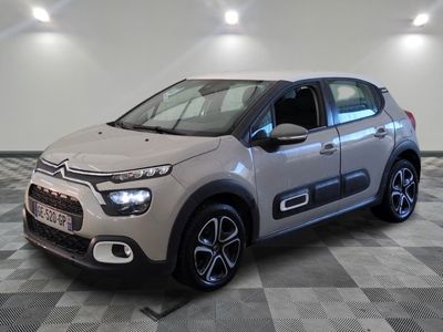 La nouvelle Citroën est garée sur un sol à damier dans un showroom.