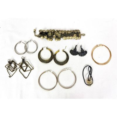 de nombreux types de boucles d'oreilles et de bracelets posés sur la table