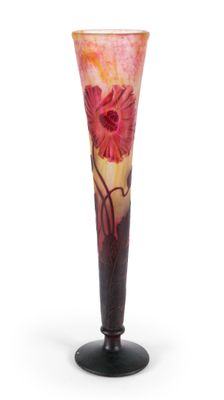 un vase en verre orné d'une fleur, posé sur un socle