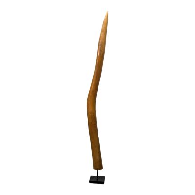 un bâton en bois muni d'un long manche, sur fond blanc