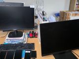un bureau équipé de deux écrans et d'un clavier