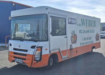 un camion blanc et orange garé sur un parking