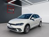 une Volkswagen Golf blanche garée dans un garage