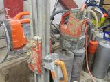 une photo montrant un tas d'outils et de matériel dans un garage