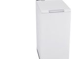 une machine à laver blanche posée sur un comptoir blanc