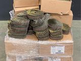de nombreux paniers remplis de plantes posés sur une palette dans un entrepôt