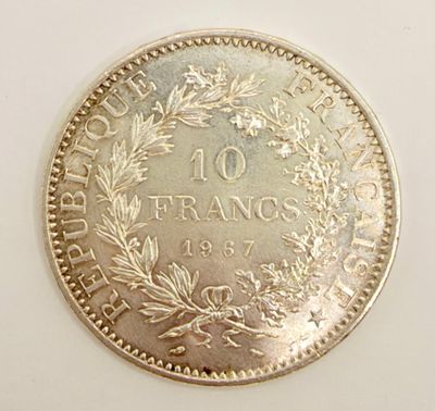 a silver coin with the inscription 10 francs on it