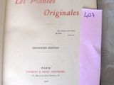 un livre ouvert sur lequel est collé un autocollant rose