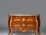 une commode ancienne avec un plateau en marbre et des décorations dorées