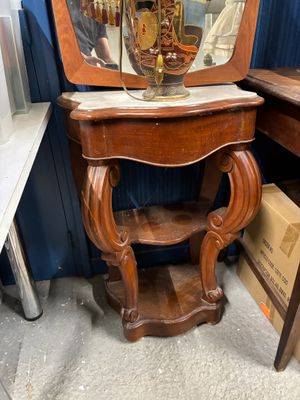 une table en bois sur laquelle se trouve un miroir