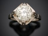 une vieille bague sertie d'un diamant taillé, posée sur une surface noire
