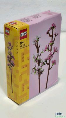 une boîte de Lego posée sur une table