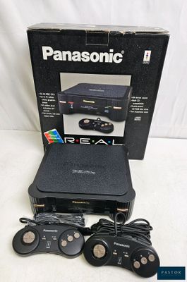 une image représentant une boîte noire avec une manette de jeu et deux manettes