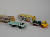 trois camions jouets assis l'un à côté de l'autre