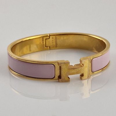 bracelet en or et émail rose en forme de lettre « h »