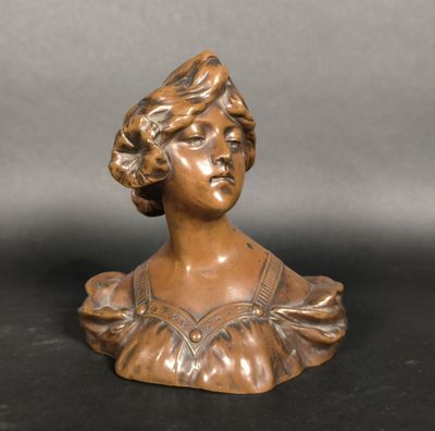 buste en bronze représentant une femme coiffée d'un chapeau