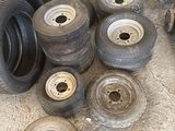 un tas de pneus et des pneus posés par terre