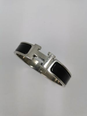 un gros plan d'une bague ornée d'une croix