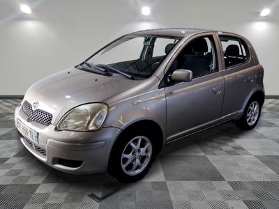 la photo d'une voiture argentée garée dans un garage