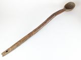 une cuillère en bois et une cuillère en bois posées sur une surface blanche