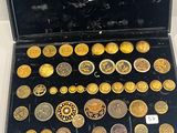 beaucoup de pièces d'or et d'argent dans un étui noir