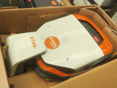 une boîte en carton contenant un aspirateur