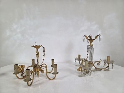 deux bougies posées sur une table