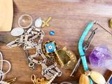 une table en bois sur laquelle sont posés tout un tas de bijoux
