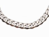 un gros plan d'un collier à chaîne en argent sur fond blanc